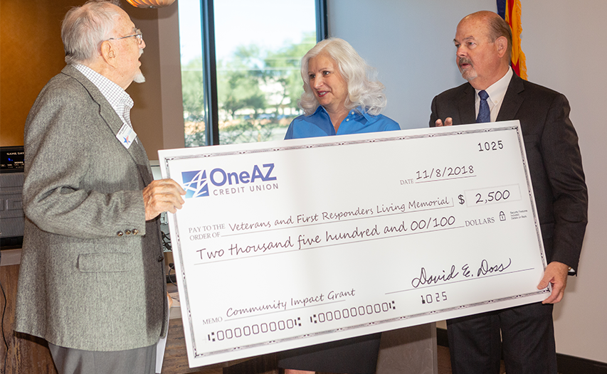 OneAZ President and CEO, Dave Doss along with Oro Valley Branch Manager Cindy Hanson present Community Impact Grant check to Southern Arizona Veterans and First Responders Living Memorial