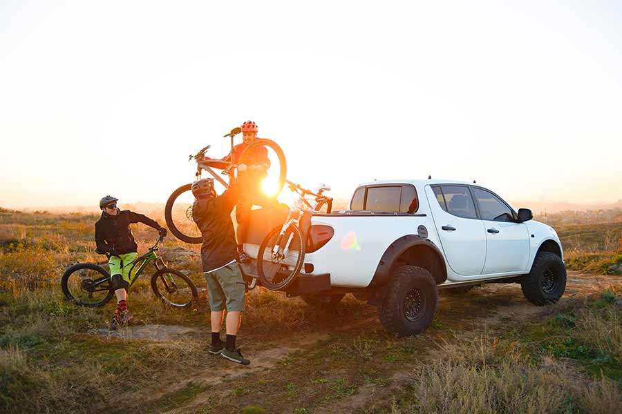 loading mountain bikes onto pickup truck