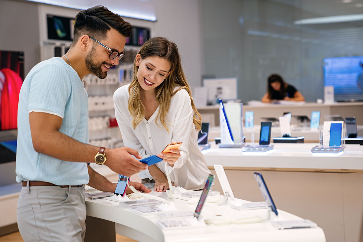 couple buying new phones